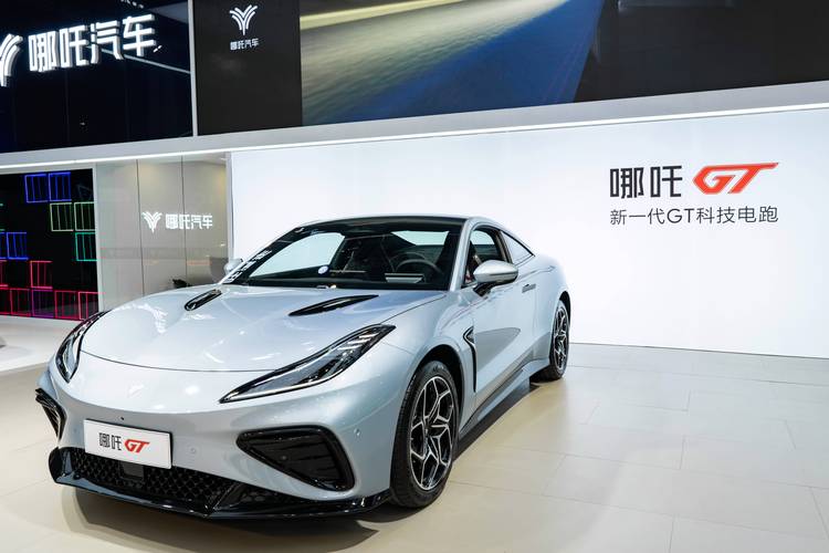 佛山291哪吒汽车在智能汽车领域的表现，领途汽车在新能源汽车市场中的影响力